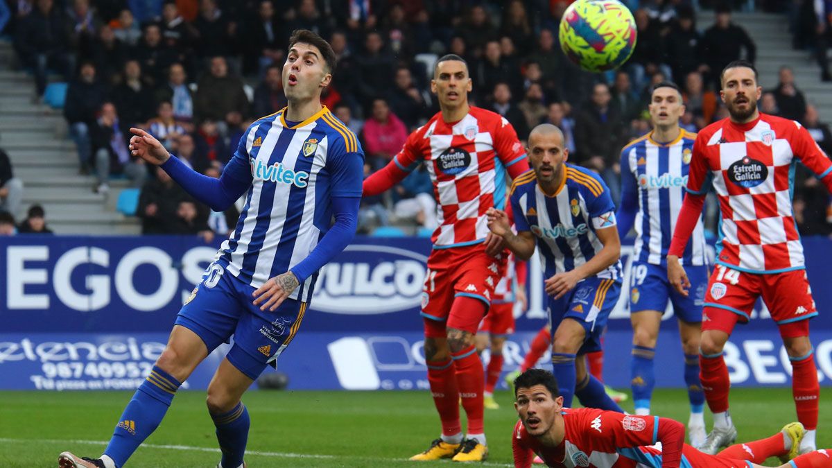 Naranjo, autor del gol, busca al igual que Yuri y la defensa del Lugo el balón dividido. | LALIGA