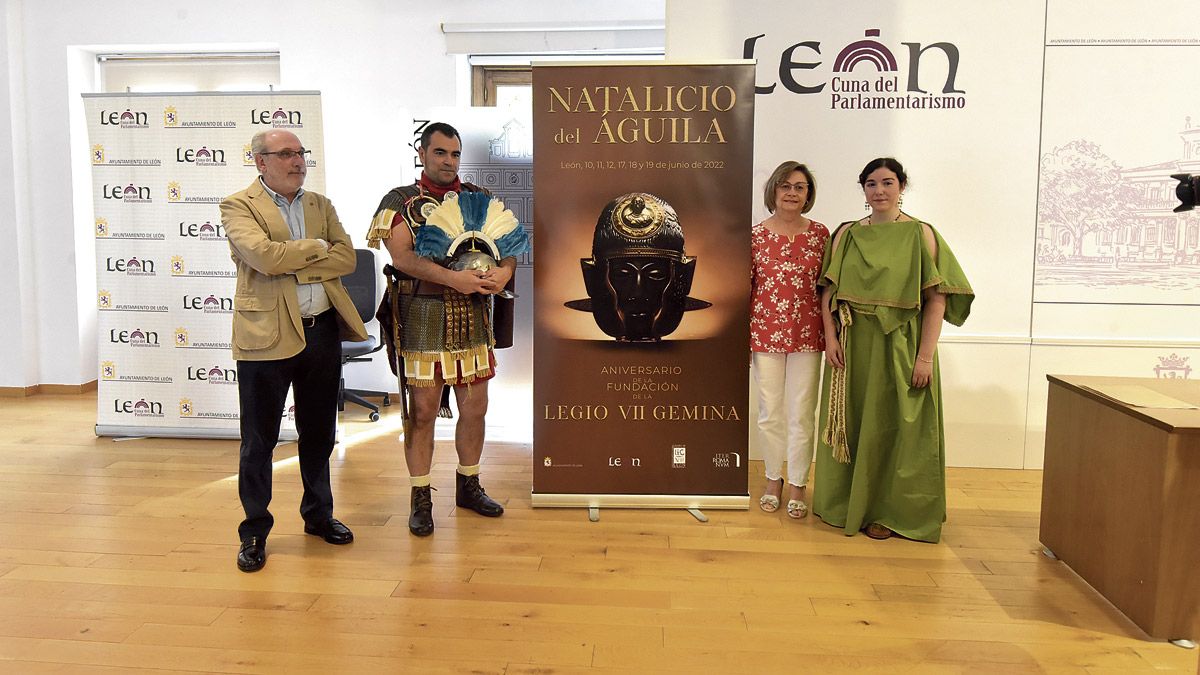 El arqueólogo municipal Victorino García y la concejala Evelia Fernández presentaron el programa. | SAÚL ARÉN
