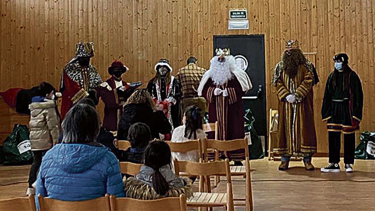 Imagen de archivo de la visita de los Reyes Magos al municipio de Cuadros en enero de 2021. |  AYTO. CUADROS