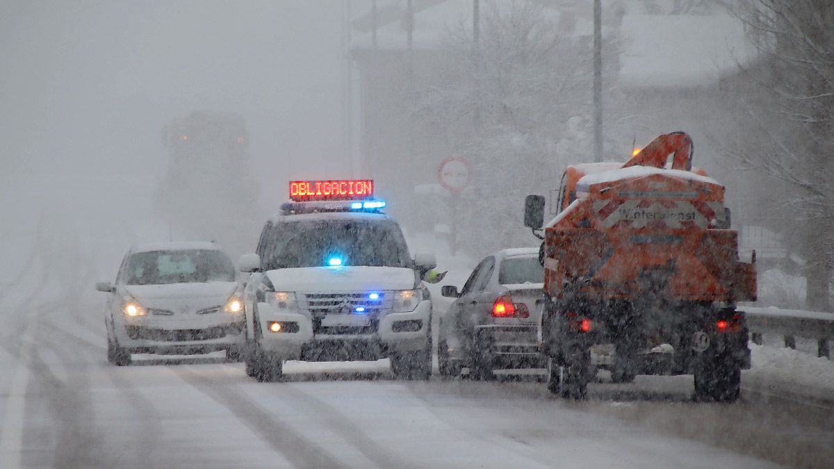 La Guardia Civil controlando la situación durante las últimas nevadas en la provincia. | PEIO GARCÍA