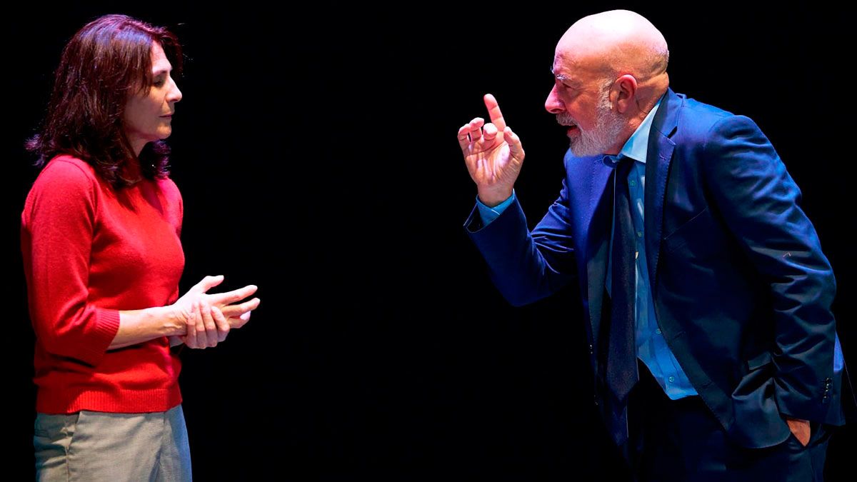 Gema Matarranz y Ales Furundarena en una de las escenas de la representación de Histrión Teatro, ‘Nevenka’, dirigida por María Goiricelaya. | GERARDO SANZ