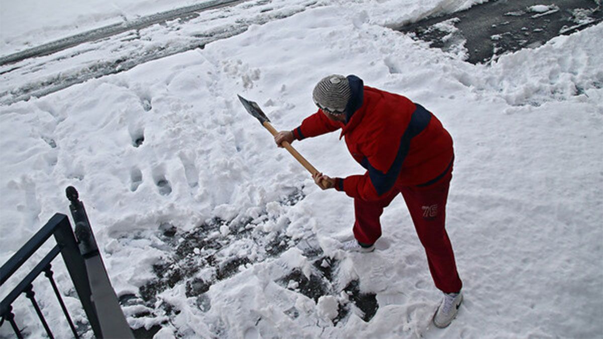 Un vecino de la provincia espala nieve durante la última nevada. | ICAL