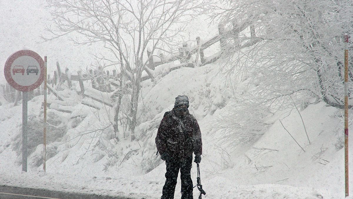 La nieve mantiene cerradas tres carreteras en León