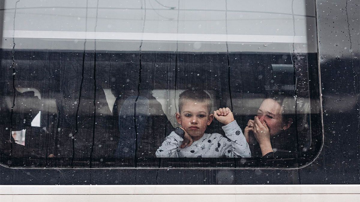 Imagen de un niño ucranio y su madre escapando de la guerra. | E.P.