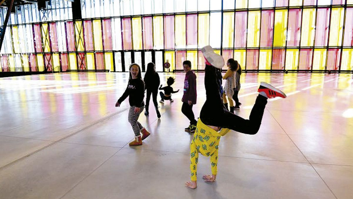 Un grupo de escolares del San Claudio juegan en las jornadas de puertas abiertas del Palacio de Exposiciones celebradas en el mes de marzo. | SAÚL ARÉN