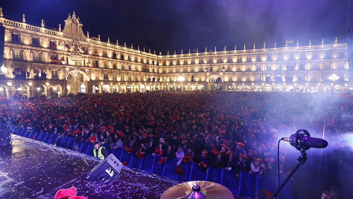 Miles de jóvenes se concentran en la plaza mayor para celebrar la noche vieja universitaria. | ICAL
