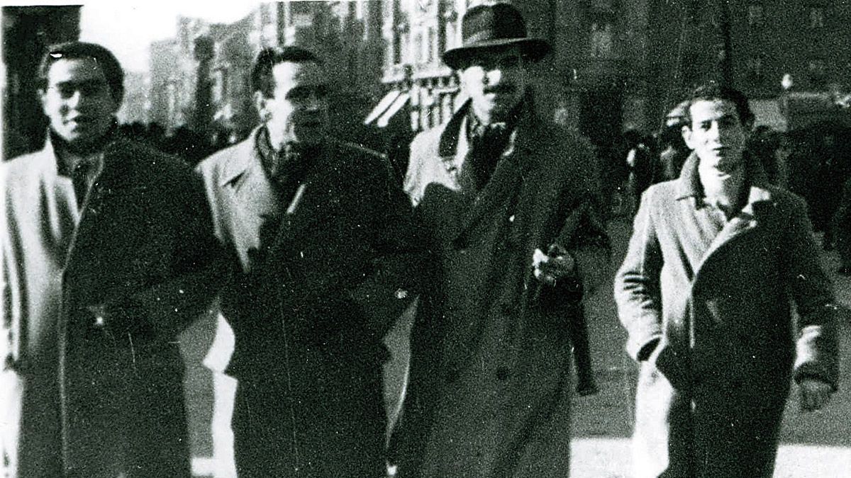 Foto inédita de Eugenio de Nora, junto con otros autores, en 1947, en León.
