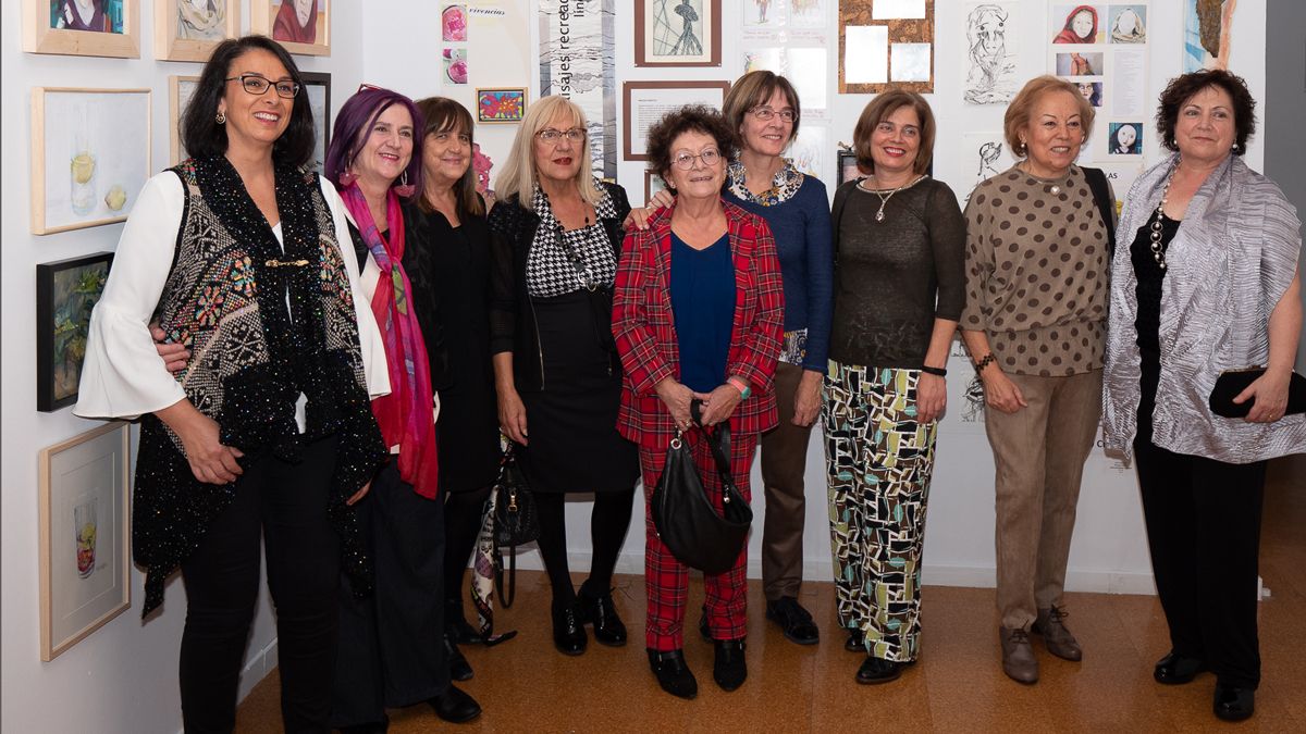 Nueve integrantes del colectivo artístico ‘Nosotras’ en la inauguración en el Ateneo Cultural El Albéitar. | VICENTE GARCÍA