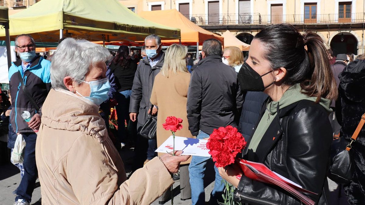 Nuria Rubio hace campaña este sábado en la Plaza Mayor. | L.N.C.