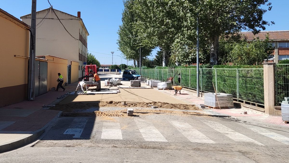 Obras en la calle Lope de Vega, entre los dos colegios de la localidad, que pasará a estar totalmente adoquinada. | A. RODRÍGUEZ