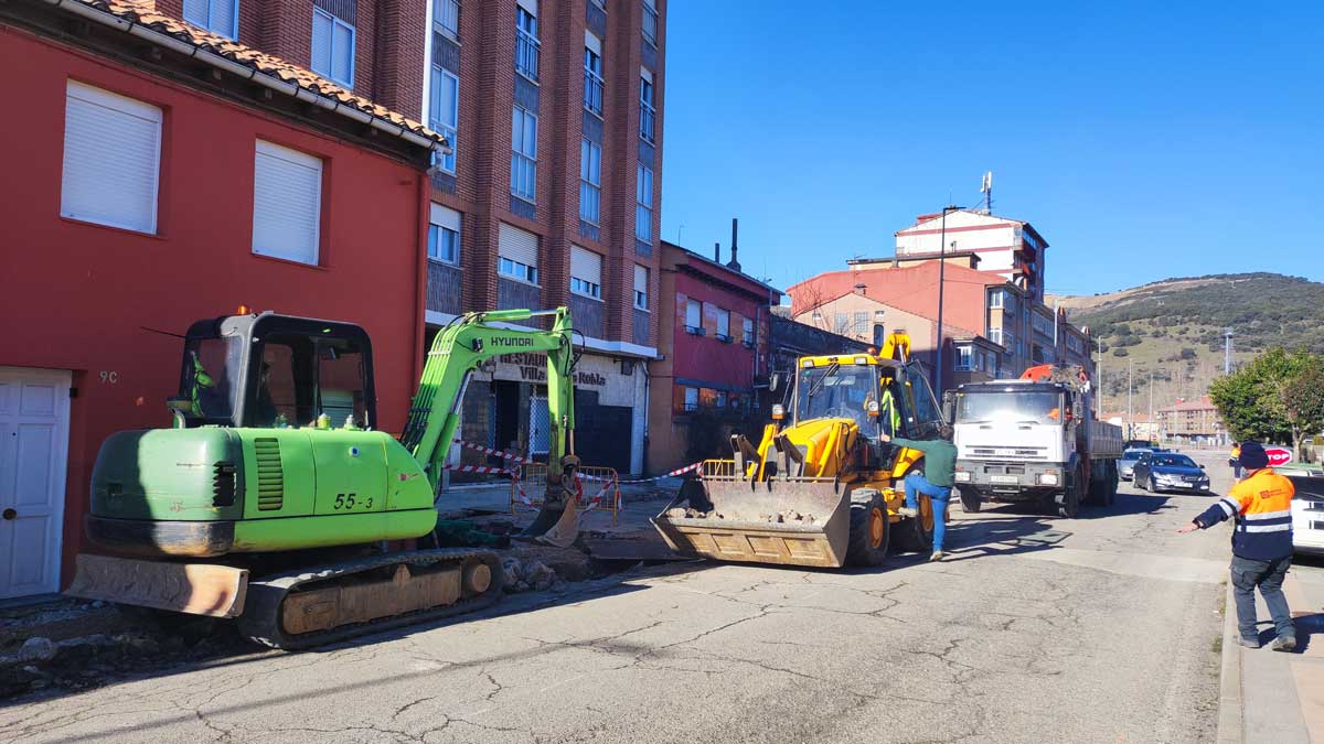 En la imagen, las obras de renovación de la calle Carretera de La Magdalena, en la localidad de La Robla. | L.N.C.