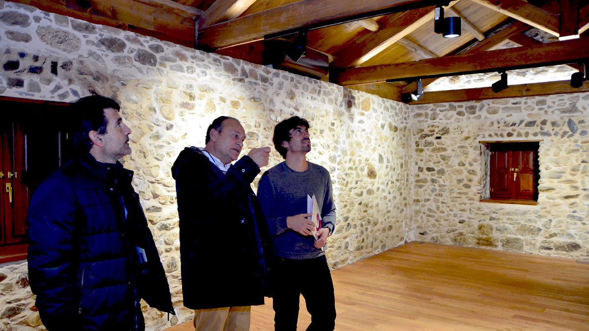 Visita del diputado de Cultura y el alcalde de Molinaseca al nuevo edificio. | L.N.C.