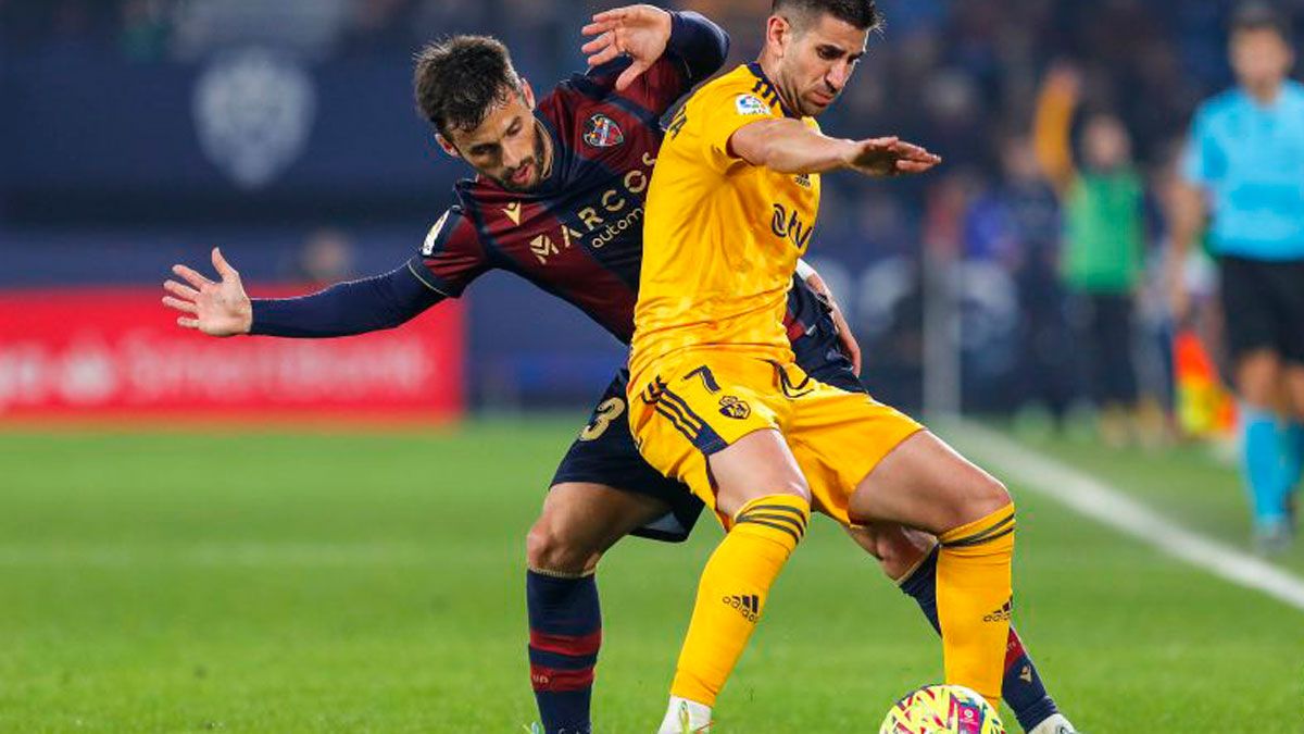 Ojeda protege el balón ante la presión de un defensor del Levante. | LALIGA