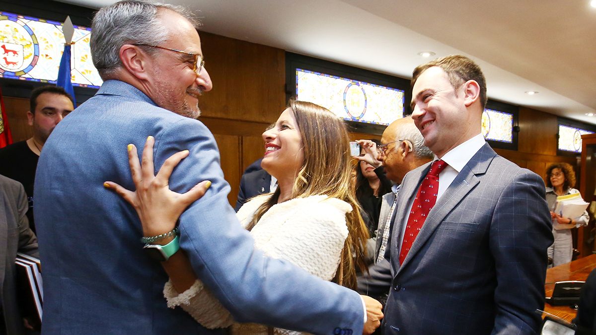 Olegario Ramón, nuevo alcalde de Ponferrada, junto a Nuria Rubio y Javier Alfonso Cendón (PSOE). | ICAL