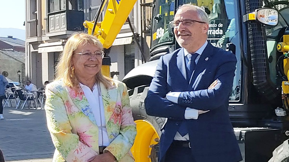El alcalde Olegario Ramón y la edil Carmen Doel, en la plaza del Ayuntamiento es miércoles. | D.M.