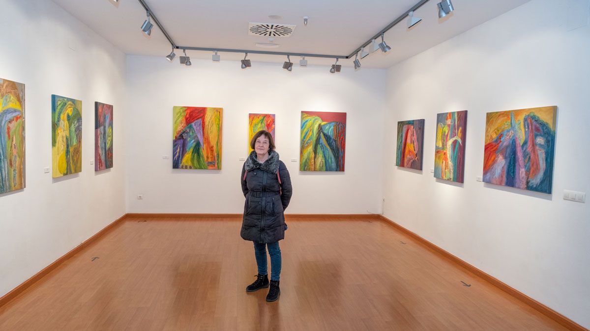 Olga Llamas Hernández en una salas de la exposición ‘Imágenes latentes’ en el Centro Leonés de Arte. | Vicente García