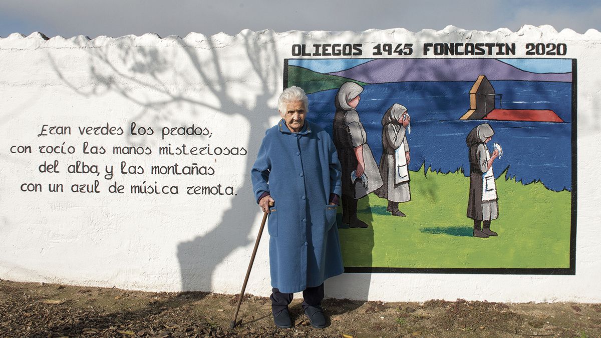 Cristina Mayo tenía 14 años cuando fueron expulsados de Oliegos, ahora con 89, en el banco de casa recuerda aquellos días. | REPORTAJE GRÁFICO MAURICIO PEÑA