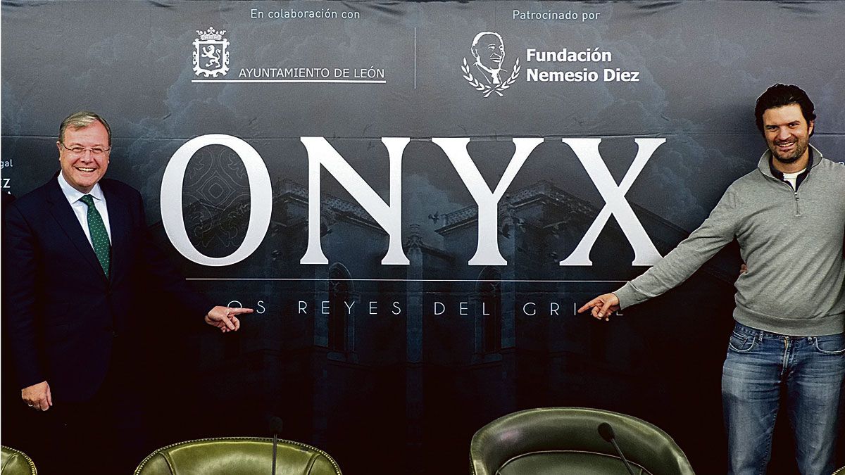 El alcalde Antonio Silván y el director de cine mexicano Roberto Girault ante el cartel del documental. | DANIEL MARTÍN