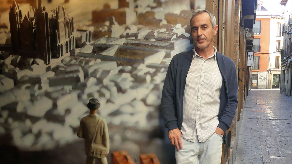 El escritor leonés afincado en Cádiz, Óscar Magadán, autor del libro de poesía ‘Casquería romántica’. | L.N.C.