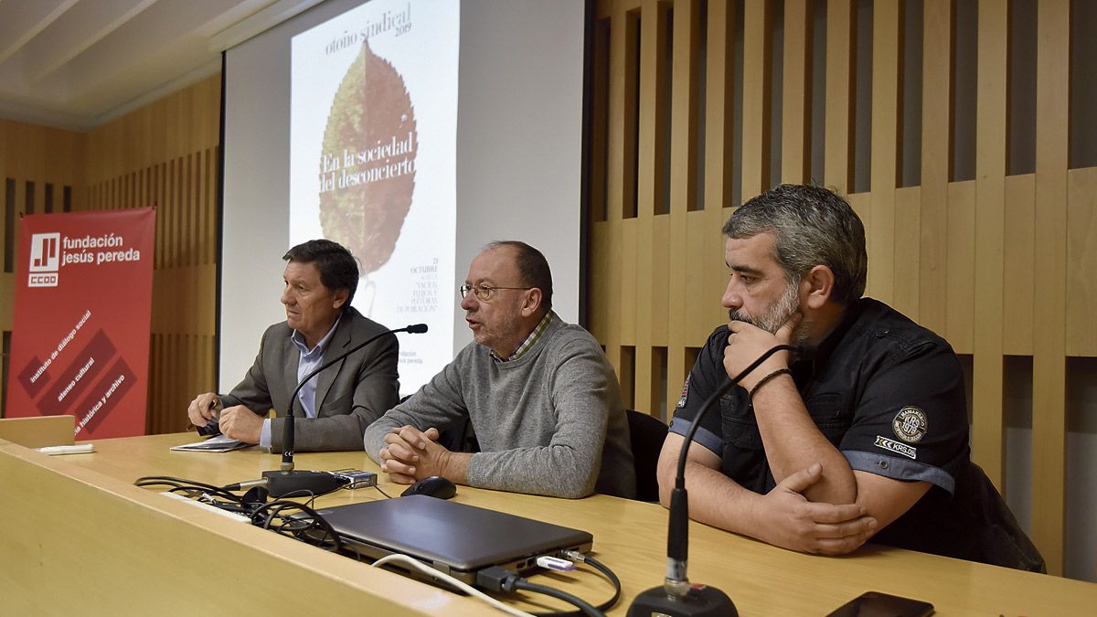 Un instante de la ponencia de Antonio Gutiérrez en la Fundación Sierra Pambley. | SAÚL ARÉN