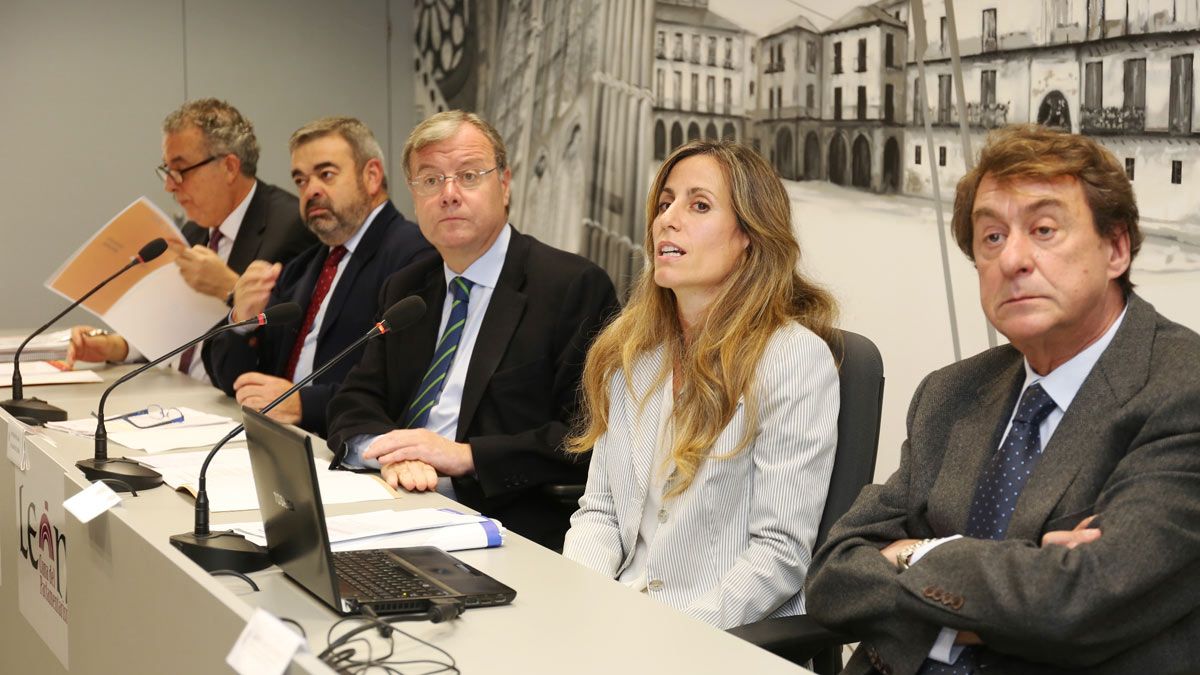 Graciliano Álvarez, Justo Fernández, Antonio Silván, Susana Villa y Javier García-Prieto, este mi´rcols en el Ayuntamiento de León. | CÉSAR