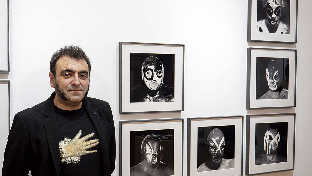 El fotógrafo Pablo Bernabé posa junto a los retratos de sus ‘jichos’ mexicanos que representan al popular Santo, el enmascarado de plata. | VICENTE GARCÍA