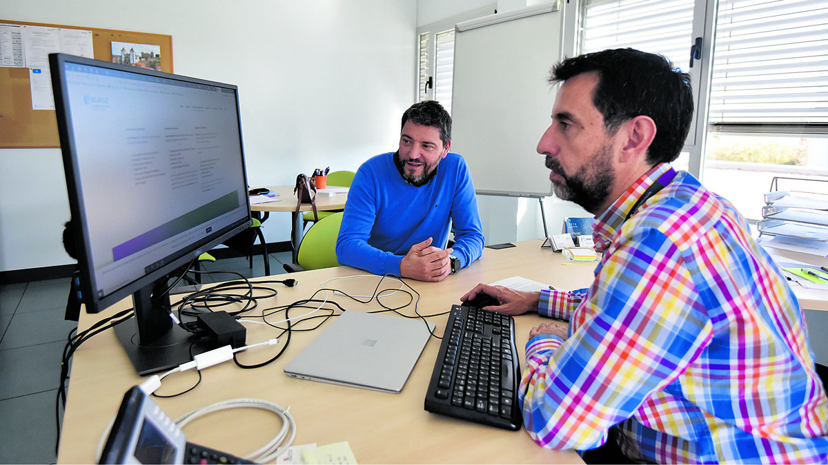 Álvaro Fanego, responsable de proyectos de Scayle, y Vicente Matellán, director del centro de supercomputación. | SAÚL ARÉN