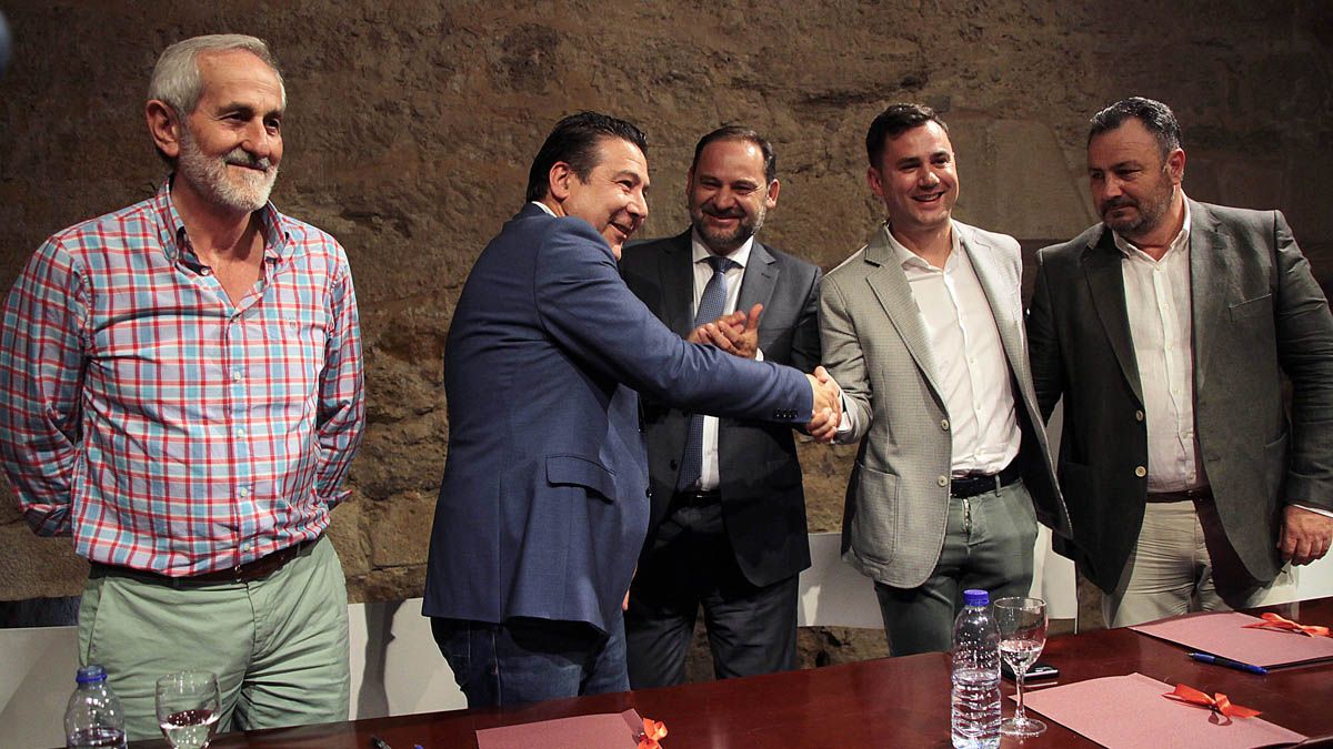 Llorente, Santos, Ábalos, Cendón y Morán, tras la firma del pacto de la Diputación. | ICAL