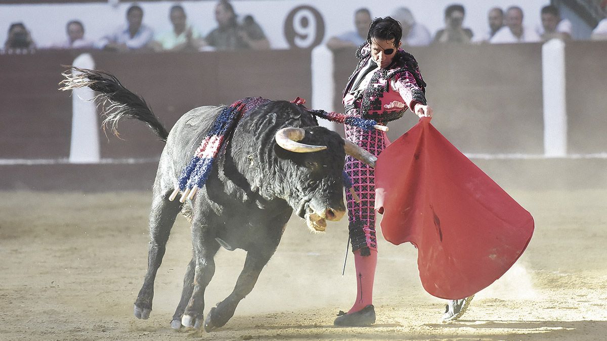 Juan José Padilla en uno de los lances de sus faenas en las que tuvo que sobreponerse a dos toros sin fuerza ni ganas de darle juego. | SAÚL ARÉN