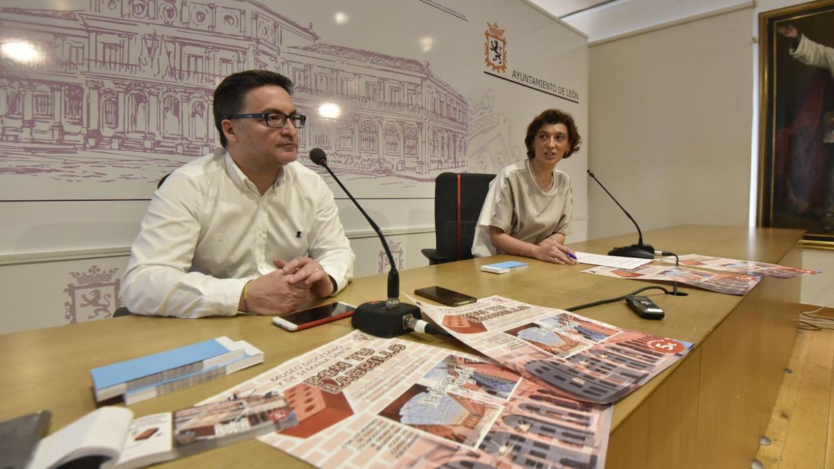 El presidente de la Junta Mayor, Manuel Ángel Fernández, y la concejala de Promoción Económica, Susana Travesí. | SAÚL ARÉN