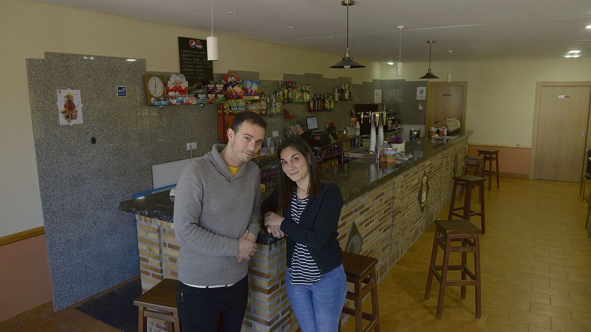 Pedro Salas y Noemí Cármenes, con experiencia en el sector de la hostelería, regentan el bar El Palacio. | MAURICIO PEÑA