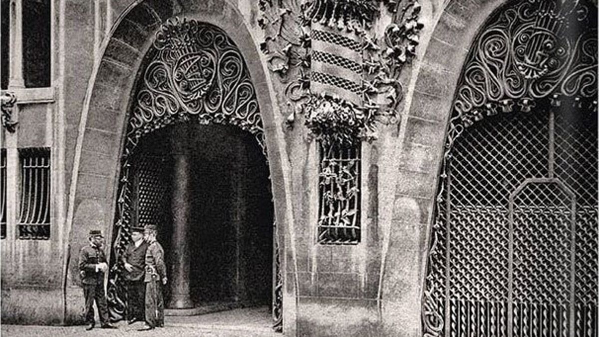 Fachada del Palau Güell (1888, fecha de su inauguración).