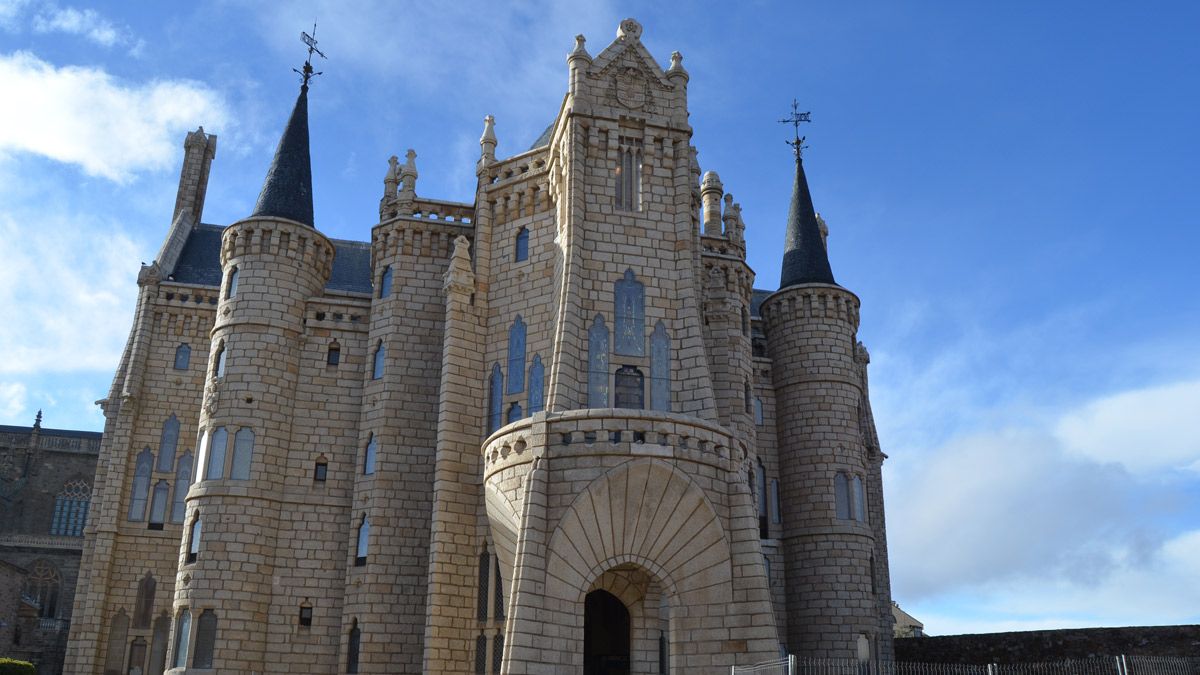 Fachada principal del Palacio de Gaudí de Astorga. | P.F.