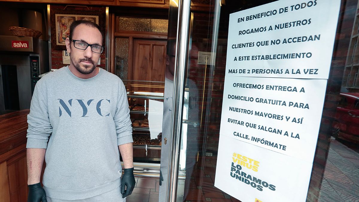 El encargado de la Panadería El Arco de León, Efrén Méndez, durante la jornada de alarma por el coronavirus. | ICAL