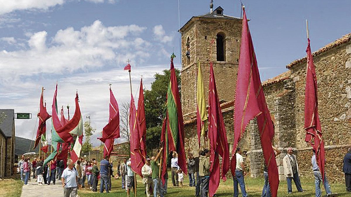 En la imagen, fotografía de l santuario de Pandorado durante una celebración de su popular rogativa. | CUATRO VALLES