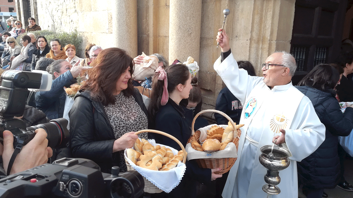 El párroco, Jesús Álvarez, sale de la iglesia a bendecir los panes de Las Candelas. | D.M.