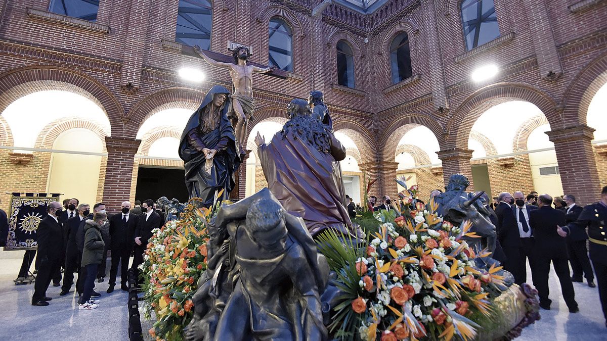 La presentación del nuevo paso congregó a numeroso público en el traslado entre la Capilla de Santa Nonia y el Museo de la Semana Santa. | SAÚL ARÉN