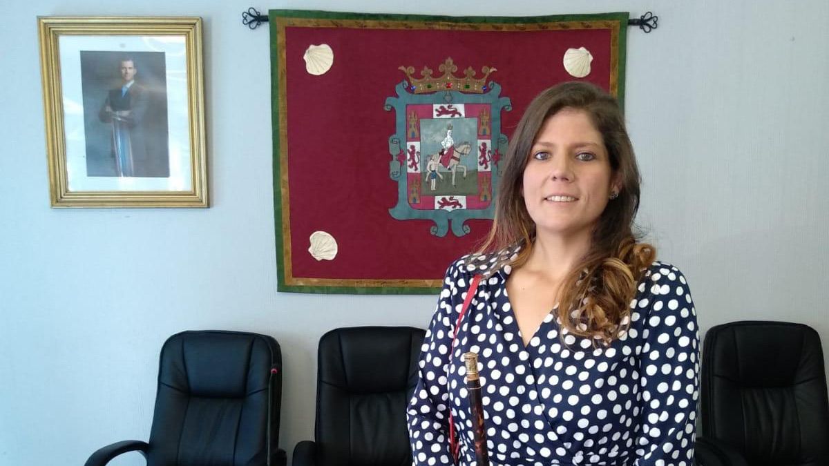 Paula Conde posando con el bastón de mando como alcaldesa de Sahagún. | LNC