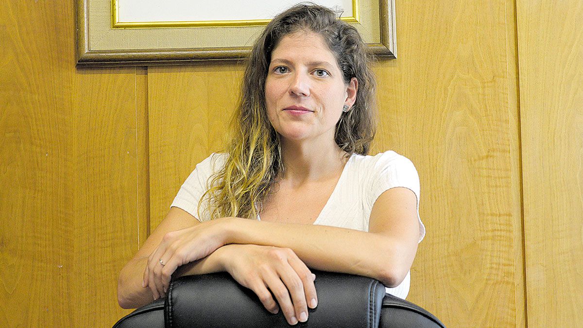 Paula Conde es la primera mujer que toma el bastón de mando en el Ayuntamiento de Sahagún. | MAURICIO PEÑA