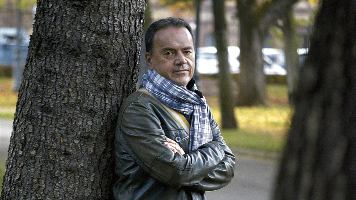 El escritor leonés Miguel Paz, este jueves en el Parque de Quevedo.
