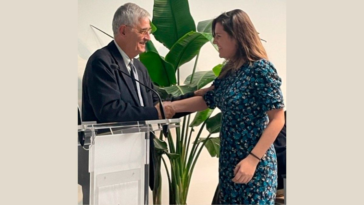 Juan Miguel Hernandez León entrega el premio a Sara Paz, hija del autor. |  L.N.C.