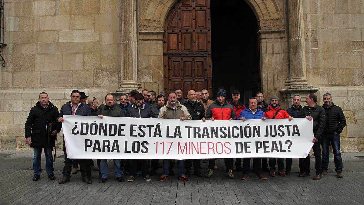 Empleados de Peal en la entrada de la Diputación. | ICAL
