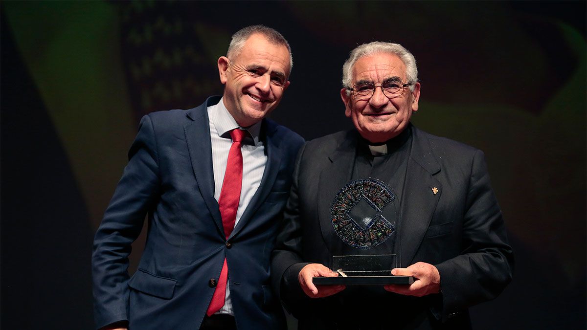 El fundador de Secretariado Gitano, Pedro Puente, recoge el galardón de manos de Fernando Jiménez Barriocanal. | ICAL