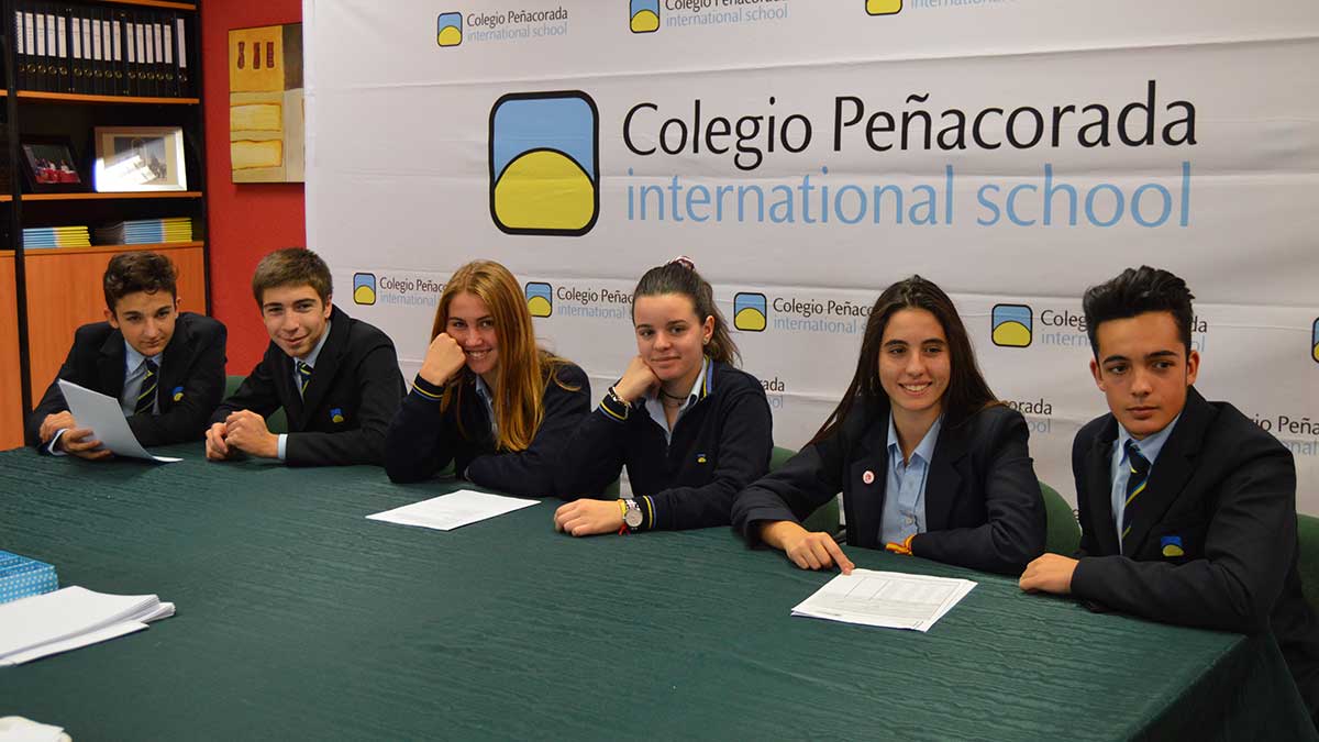 Los alumnos de Bachillerato del Peñacorada que han presentado el torneo. | L.N.C.
