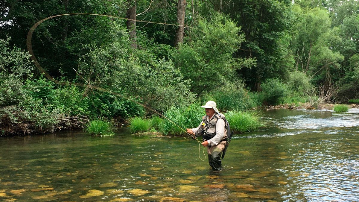 Pedro Sienes, pescando a mosca en el río Torío. | R.P.N.