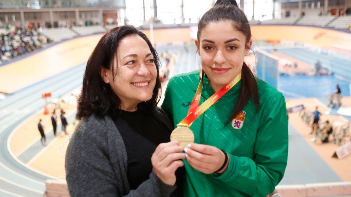 Margarita Ramos mira a su hija Fiona, que porta al cuello la medalla de oro conseguida. | RFEA