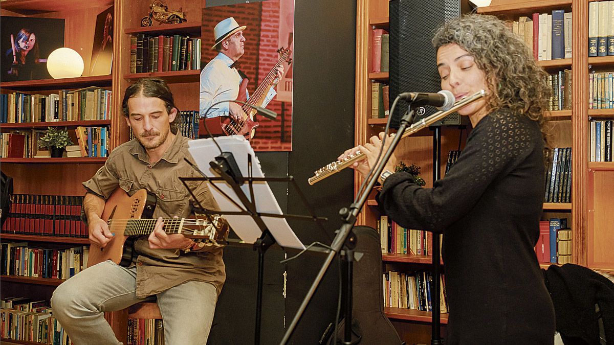 El dúo Petit Comité, formado por Nico Guitare y Marta Fierro, pondrá la nota musical a la presentación.