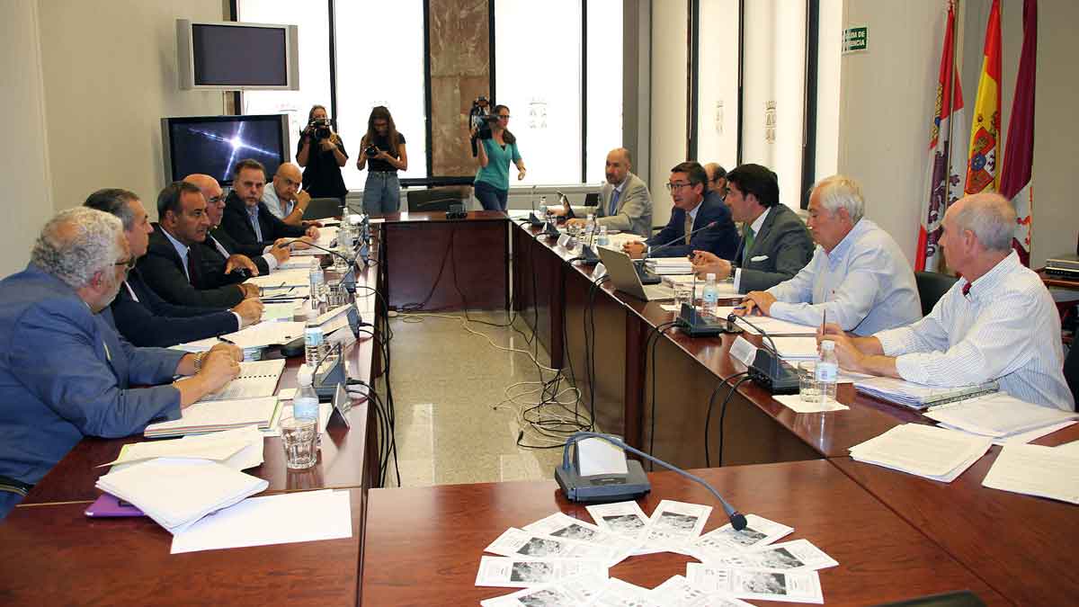 Un momento de la reunión de la comisión de gestión de Picos. | ICAL