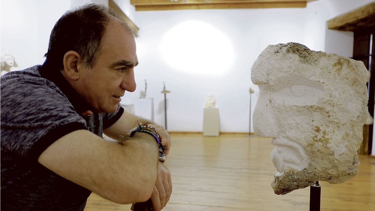El escultor burgalés Julio Carazo posa junto a una de las obras que desde hoy se exponen en la Fundación Vela Zanetti. | DANIEL MARTÍN