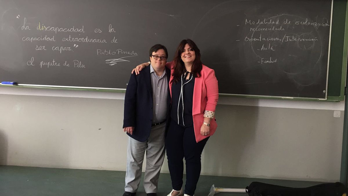 La leonesa Pilar Dopico con Pablo Pineda, primer europeo con síndrome de Down en terminar una carrera universitaria.